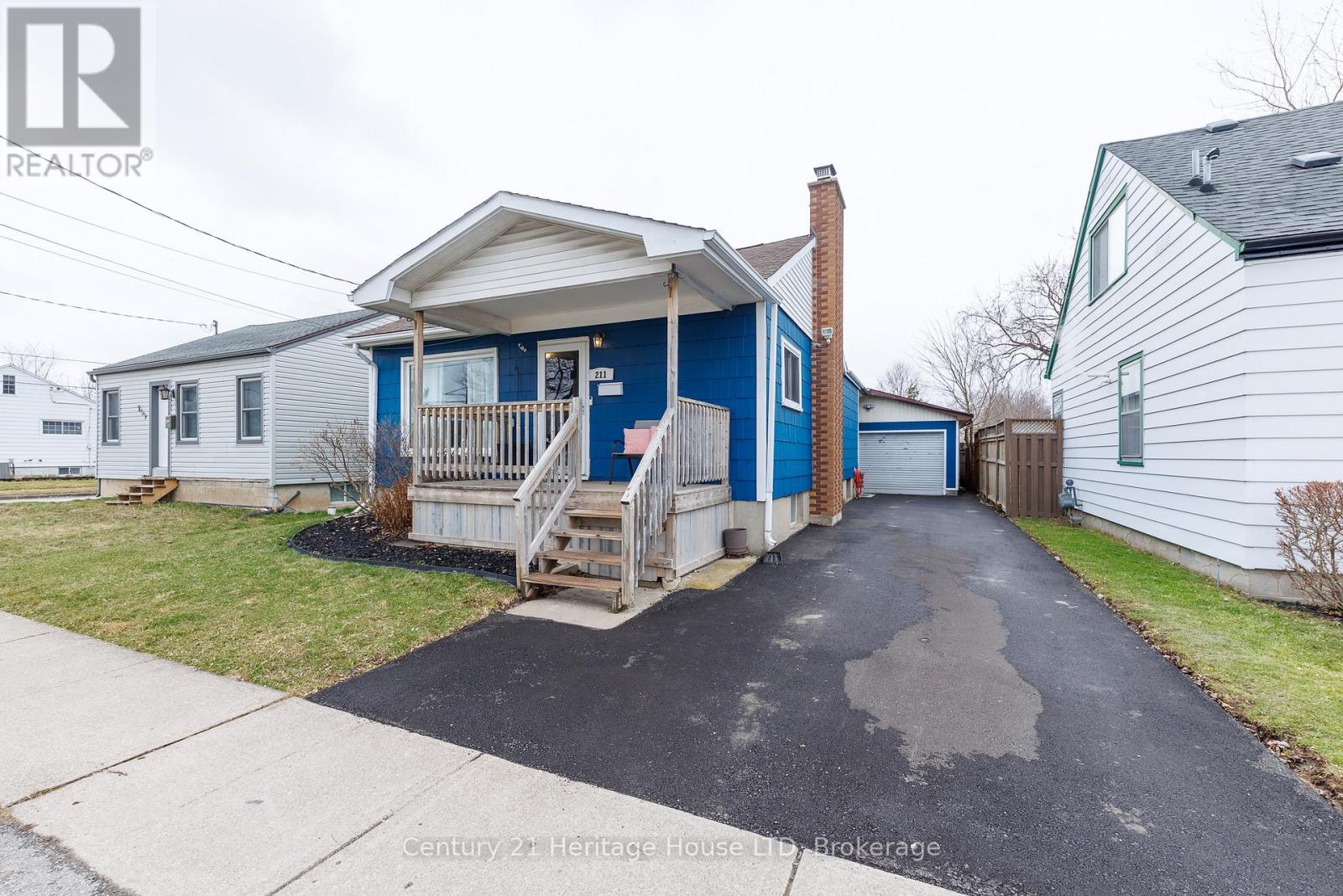 211 Grantham Avenue, St. Catharines, Ontario  L2M 4Z1 - Photo 1 - X12915604