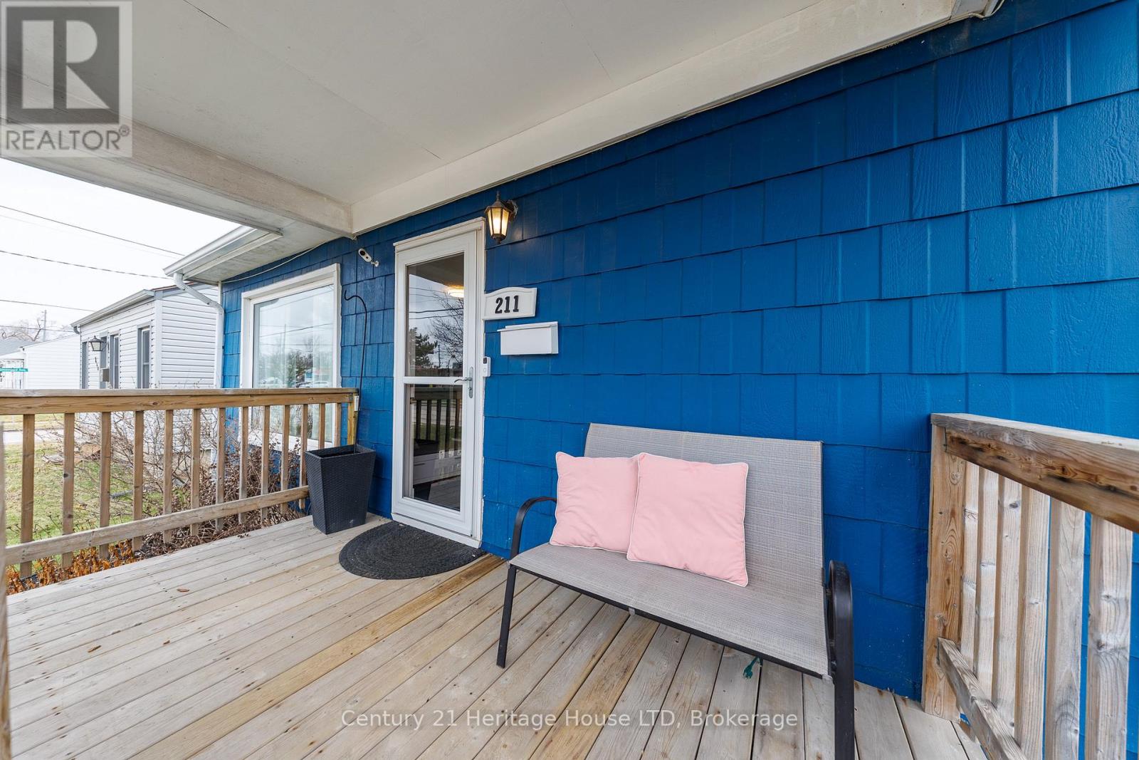 211 Grantham Avenue, St. Catharines, Ontario  L2M 4Z1 - Photo 2 - X12915604