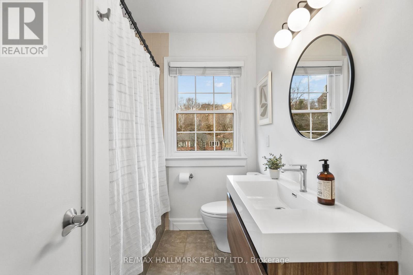 74 Glen Davis Crescent, Toronto, Ontario  M4E 1X5 - Photo 21 - E12915506