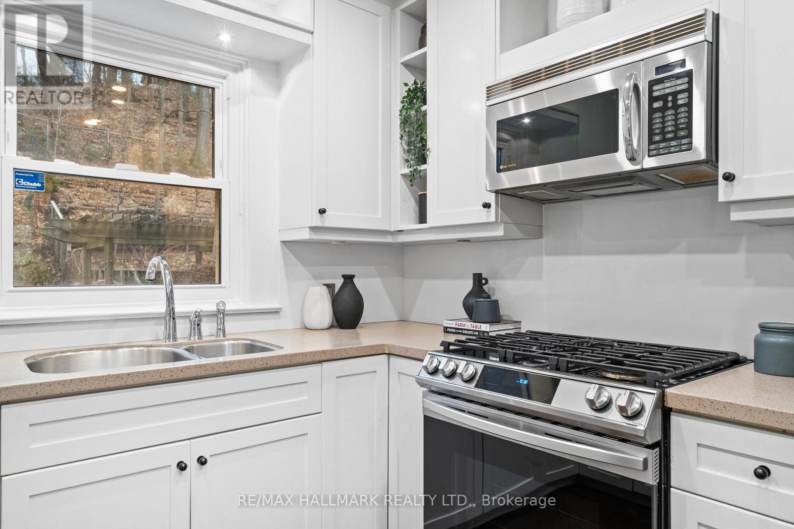 74 Glen Davis Crescent, Toronto, Ontario  M4E 1X5 - Photo 9 - E12915506