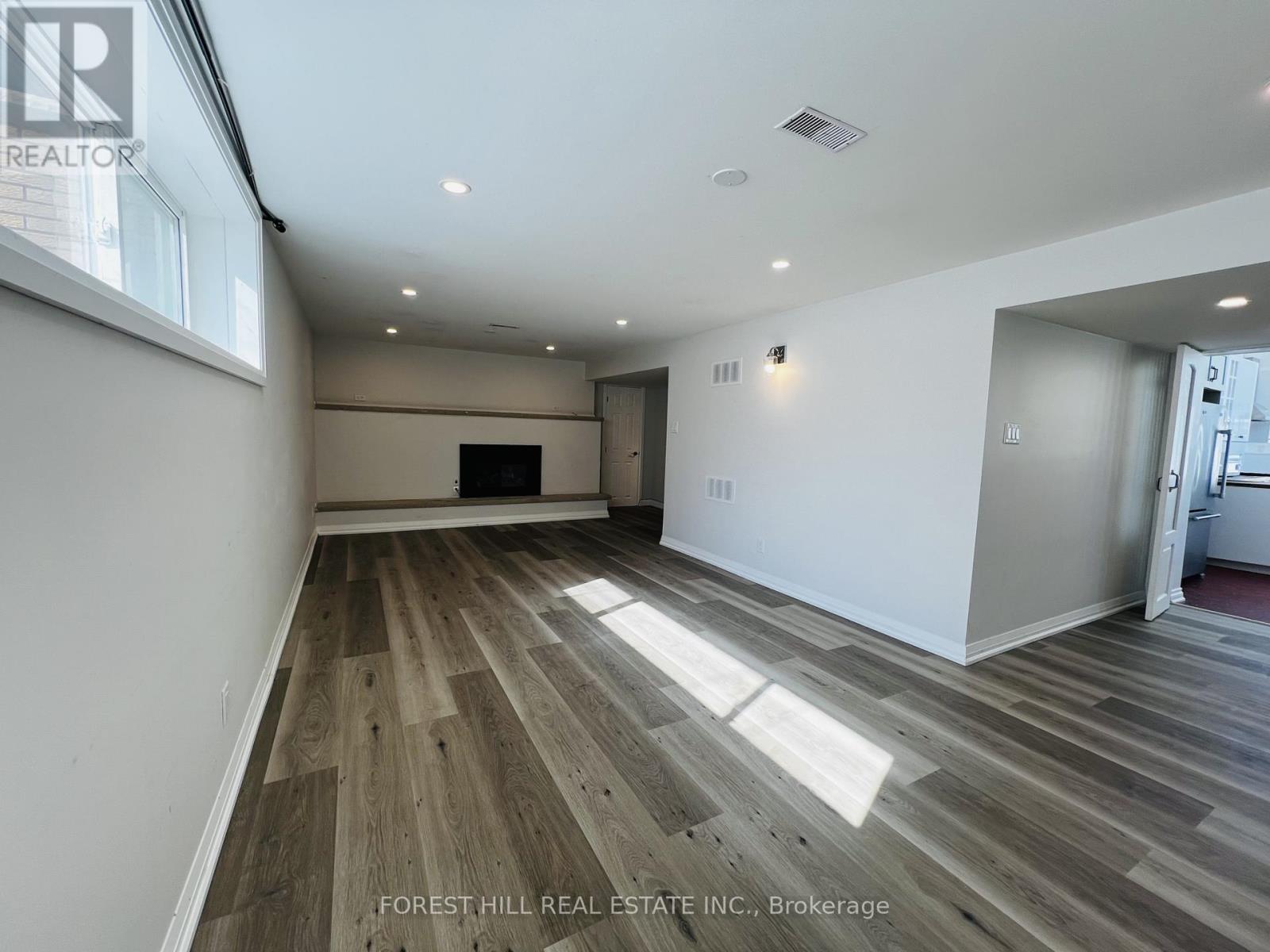 Lower - 48 Steel Street, Barrie, Ontario  L4M 2E7 - Photo 5 - S12915474