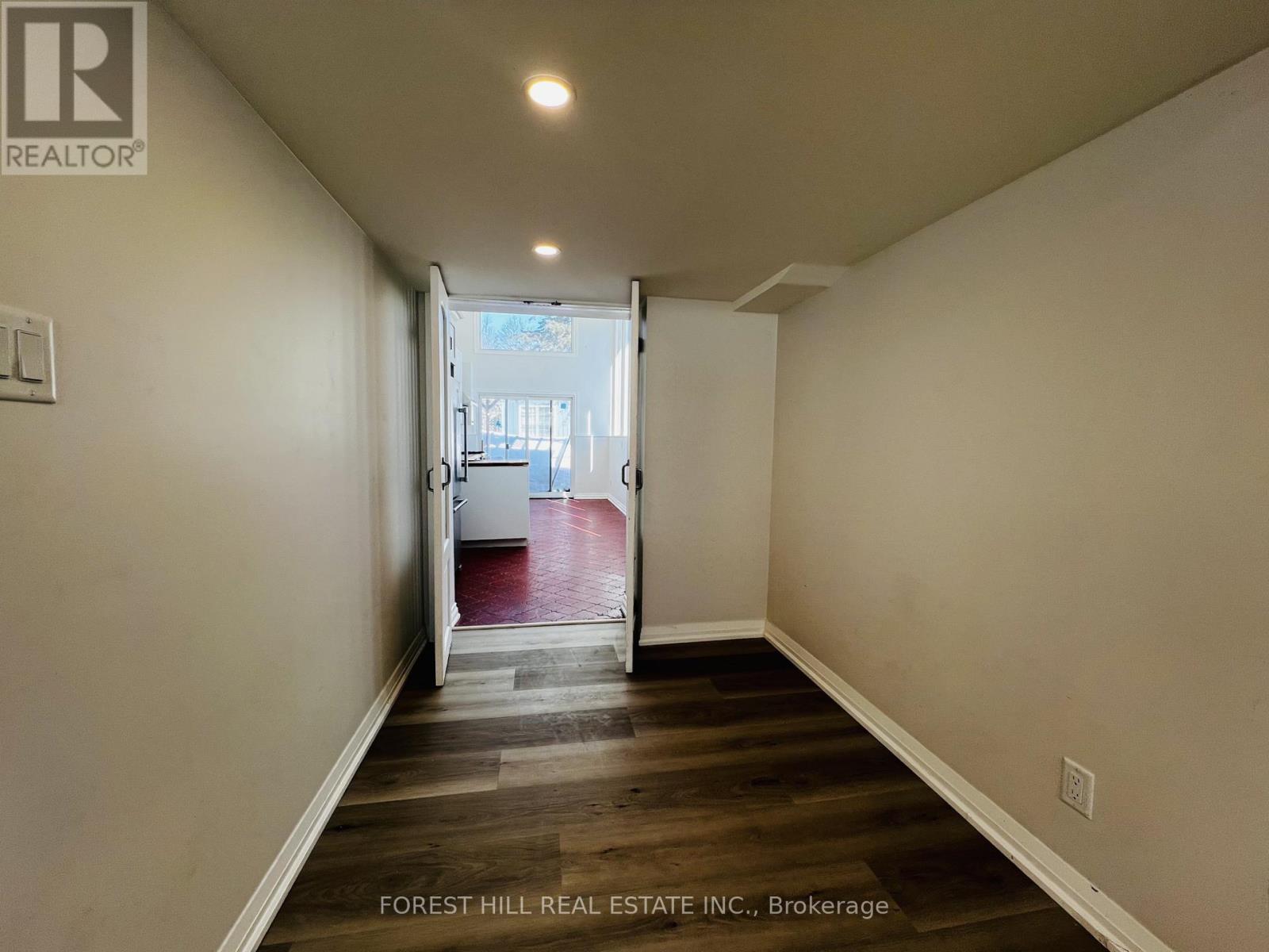 Lower - 48 Steel Street, Barrie, Ontario  L4M 2E7 - Photo 7 - S12915474