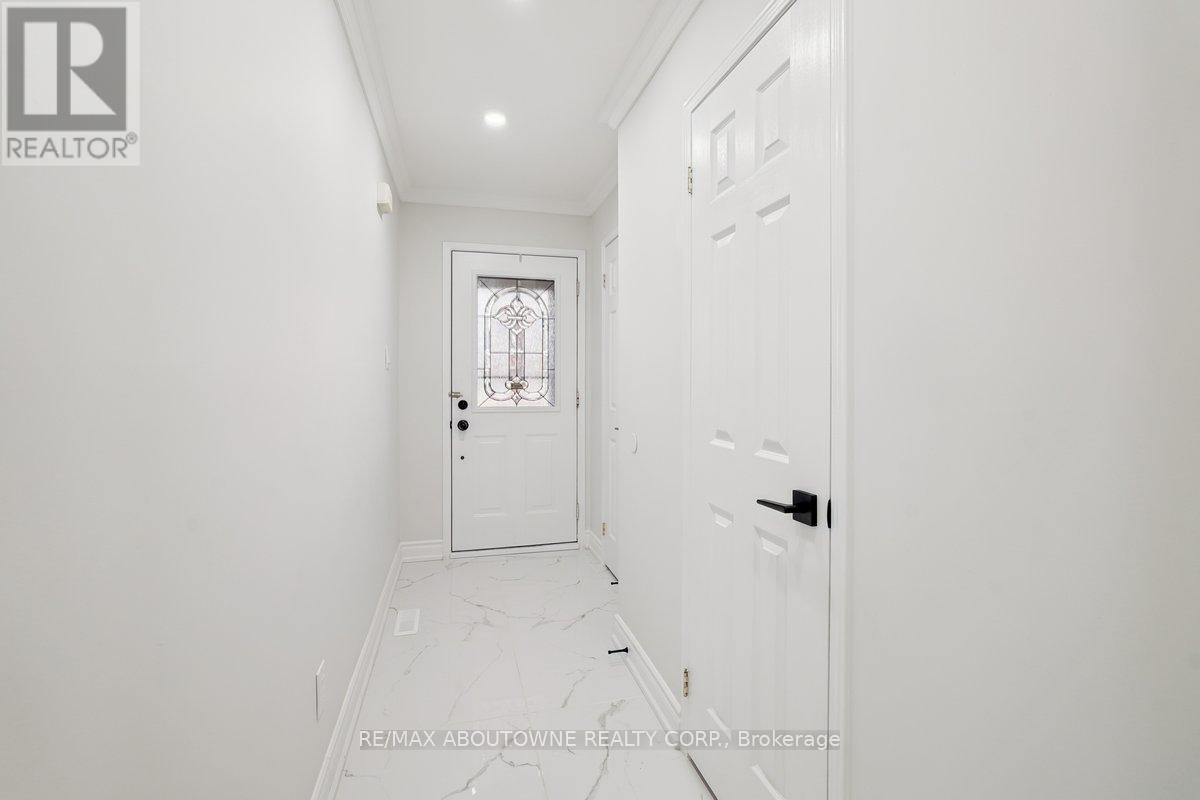 764 Bethany Crescent, Mississauga, Ontario  L5V 3B8 - Photo 3 - W12915504