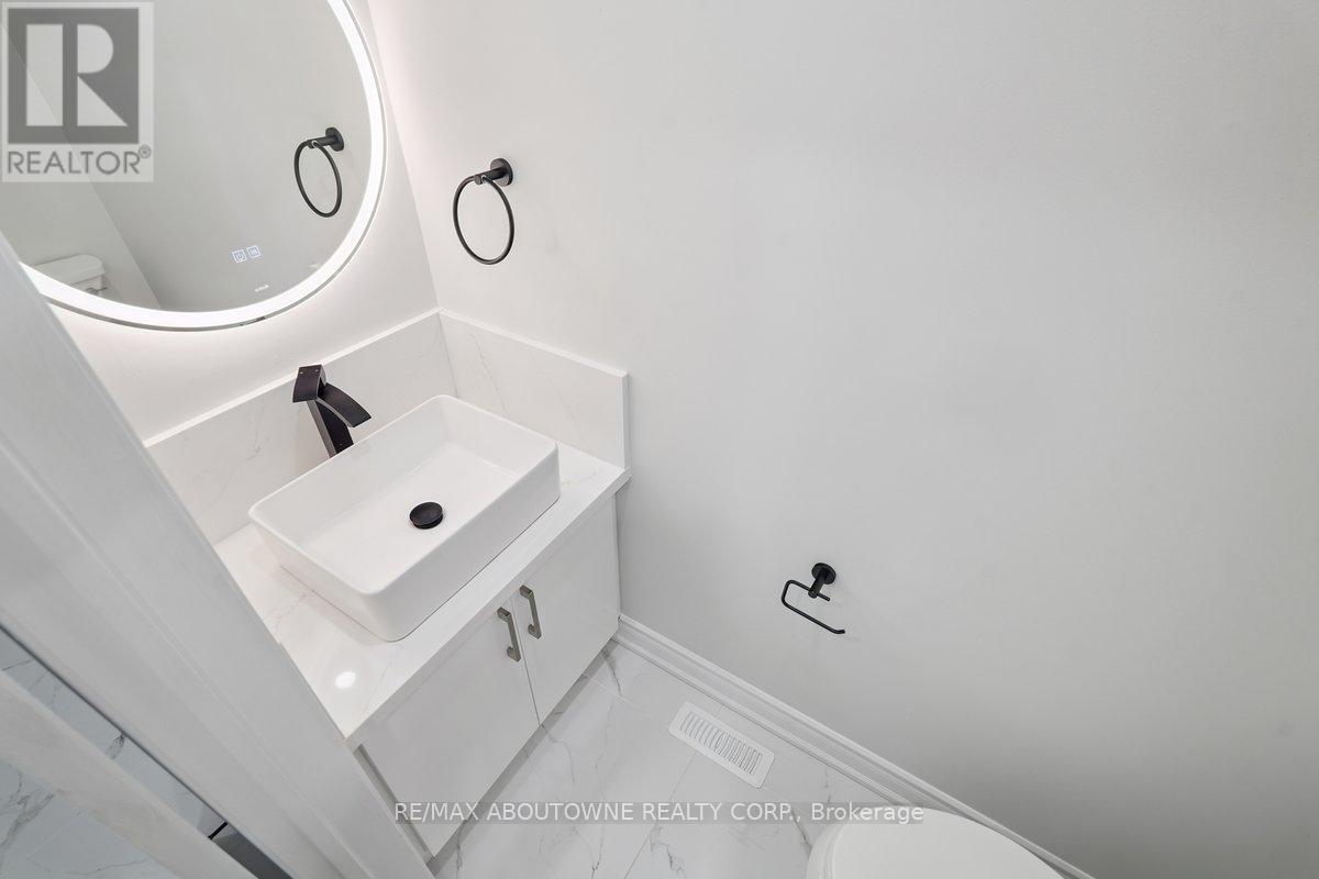 764 Bethany Crescent, Mississauga, Ontario  L5V 3B8 - Photo 4 - W12915504