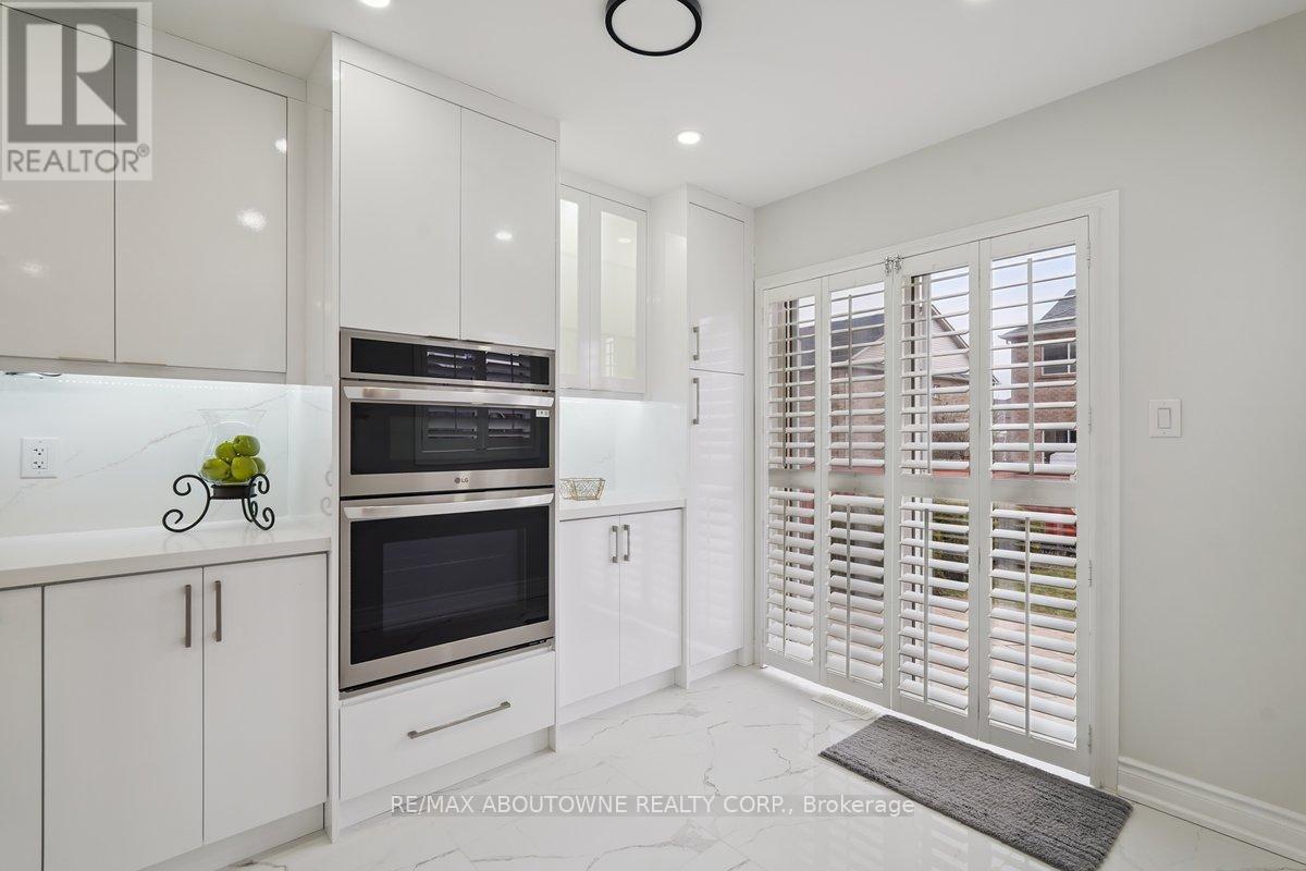 764 Bethany Crescent, Mississauga, Ontario  L5V 3B8 - Photo 9 - W12915504