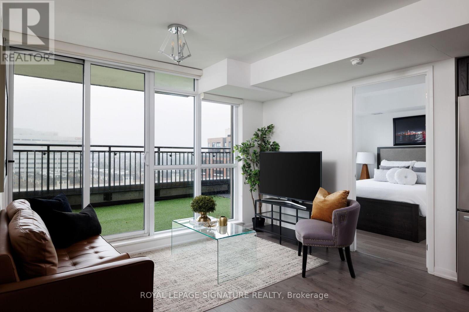 726 - 3091 Dufferin Street, Toronto, Ontario  M6A 0C4 - Photo 3 - W12915648