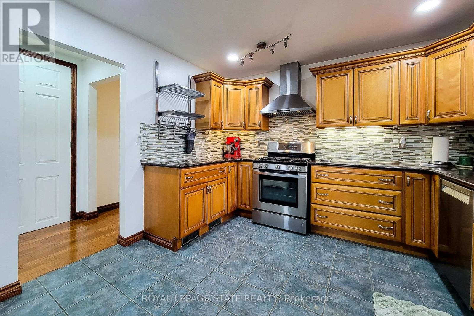 114 Juanita Drive, Hamilton, Ontario  L9C 2G3 - Photo 17 - X12915594