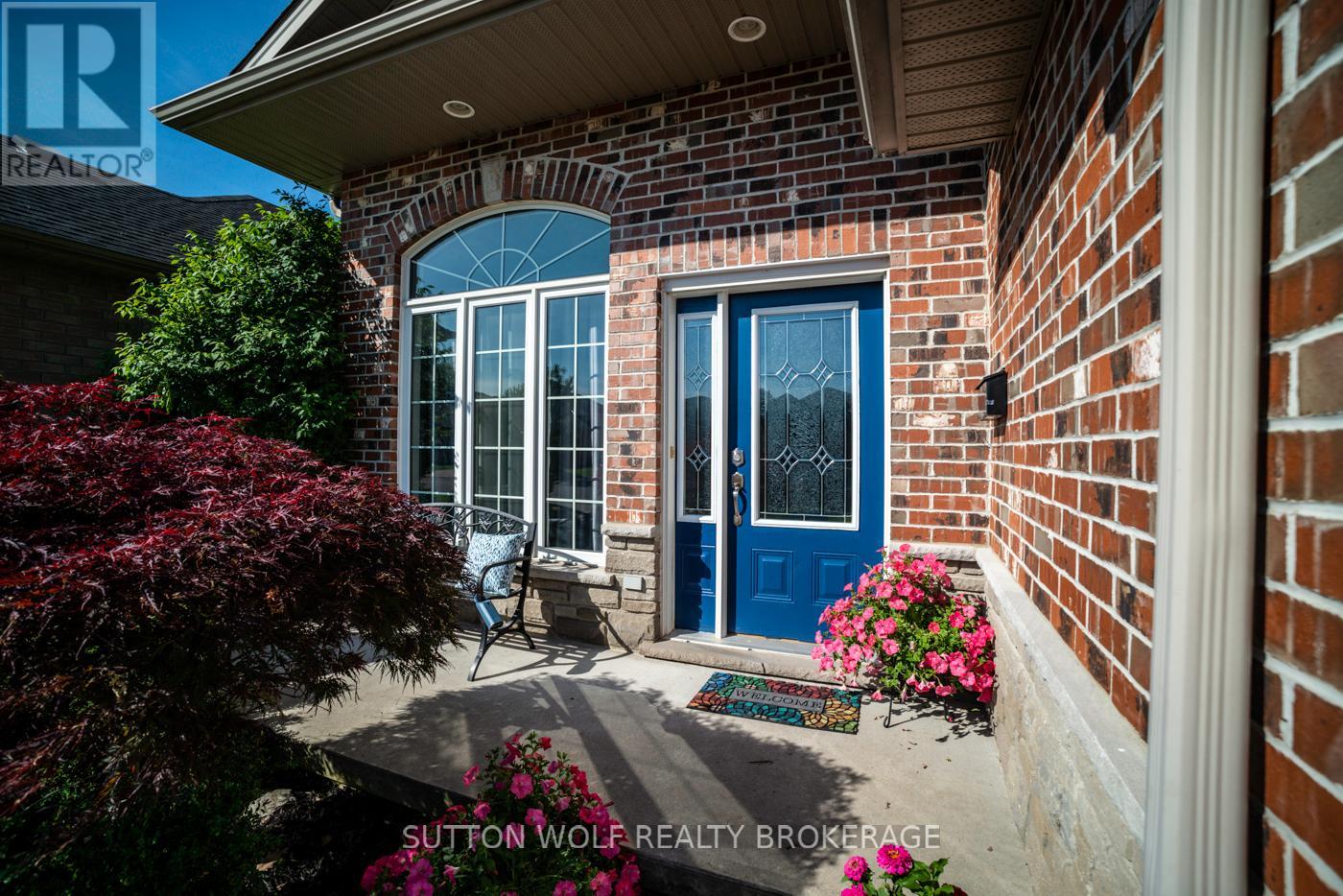 68 Bridle Path, Strathroy-Caradoc, Ontario  N7G 4M1 - Photo 3 - X12915726