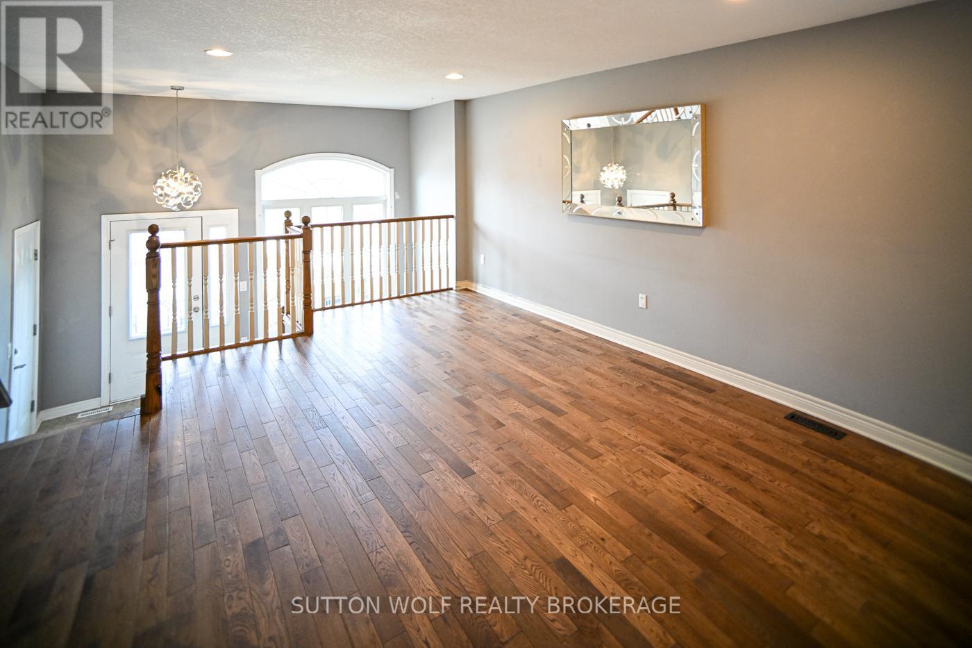 68 Bridle Path, Strathroy-Caradoc, Ontario  N7G 4M1 - Photo 5 - X12915726