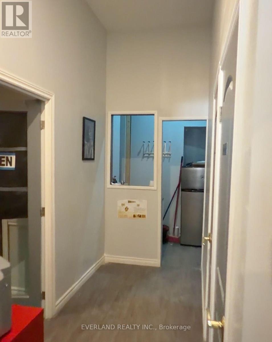 Ground - 850 Bathurst Street, Toronto, Ontario  M5R 3G1 - Photo 3 - C12915734