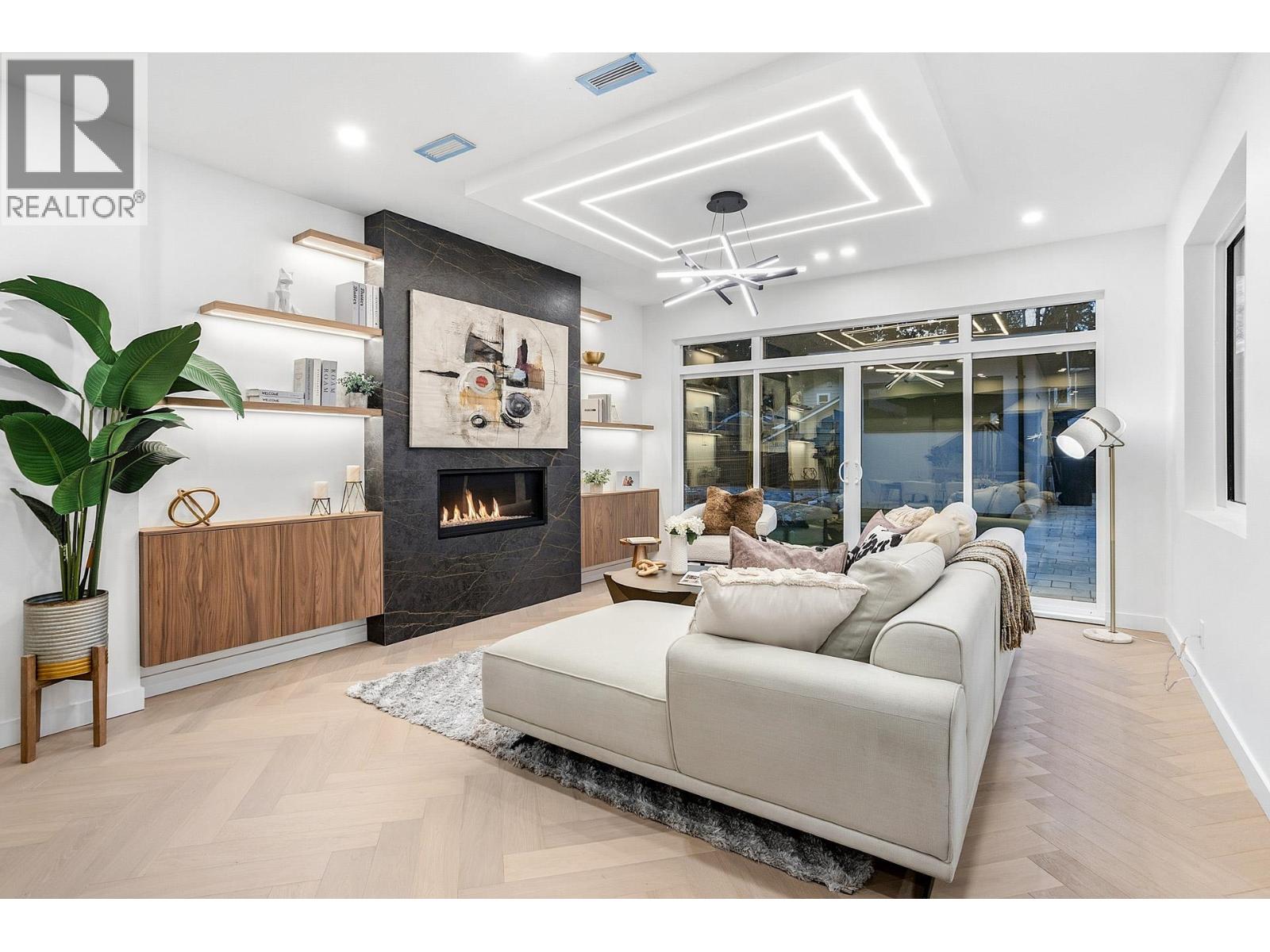 1921 Tatlow Avenue, North Vancouver, British Columbia  V7P 3A2 - Photo 3 - R3102846