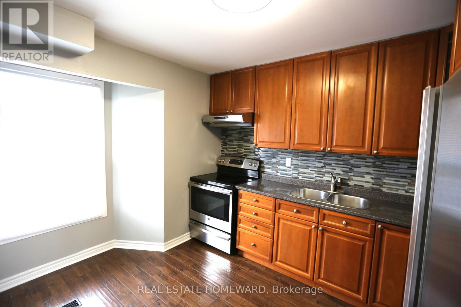 104 Enderby Crescent, Brampton, Ontario  L6T 4C6 - Photo 2 - W12915776