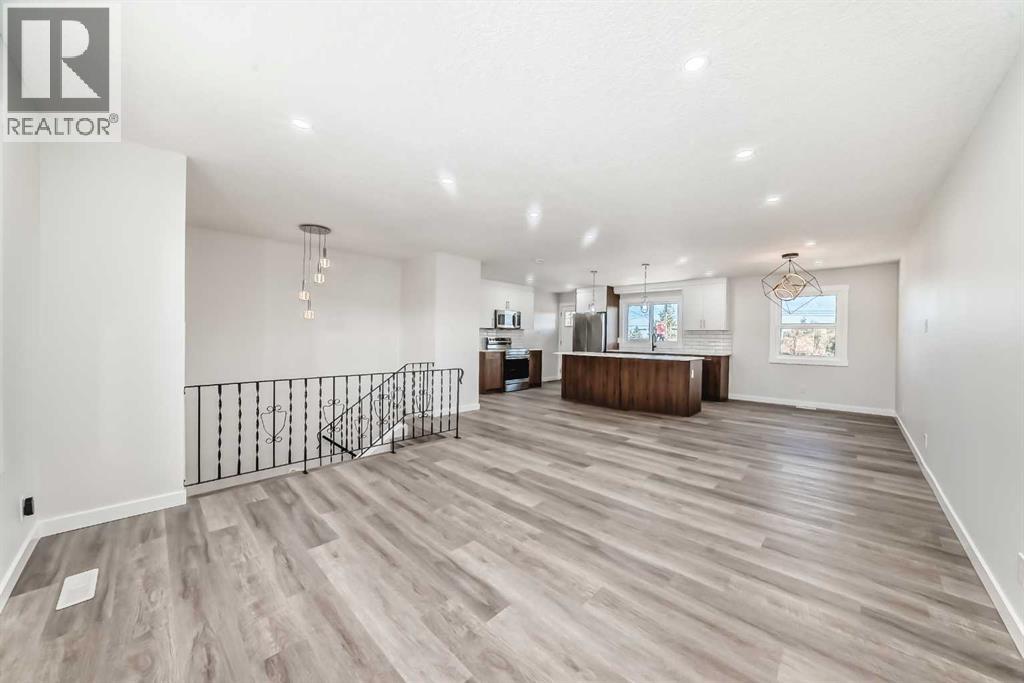 10832 7 Street Sw, Calgary, Alberta  T2W 0G5 - Photo 3 - A2292512