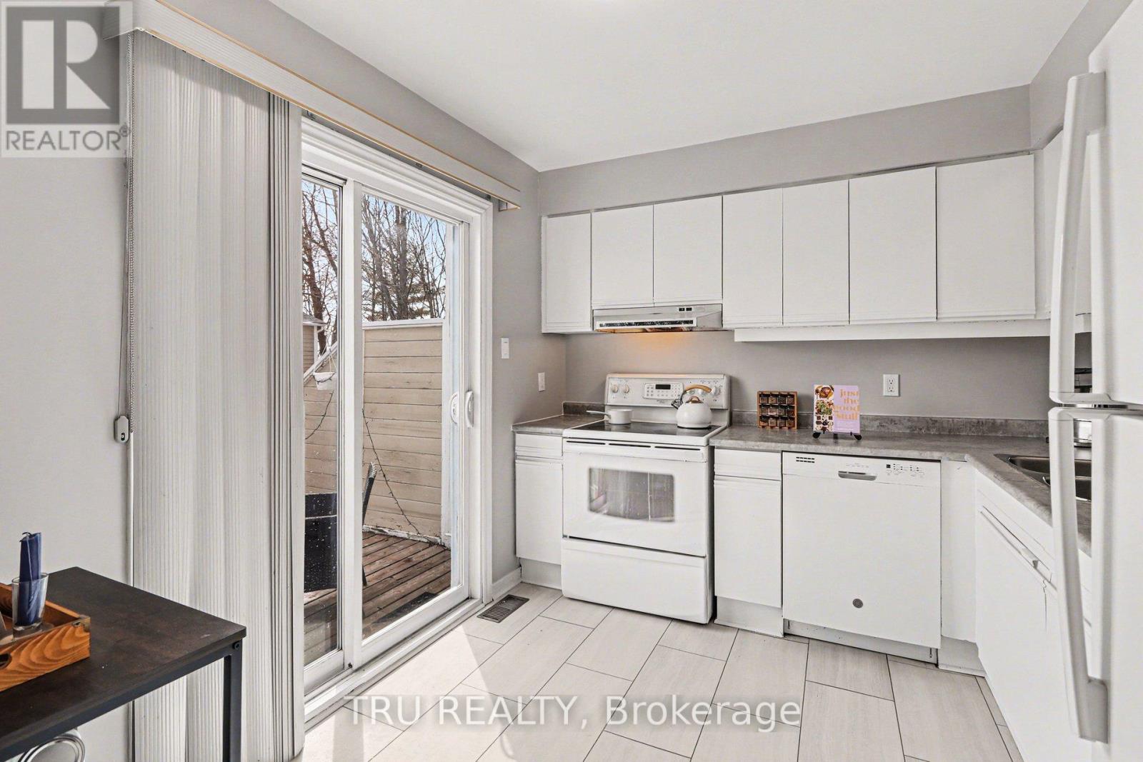 1120 Chimney Hill Way, Ottawa, Ontario  K1J 8Z6 - Photo 10 - X12916002