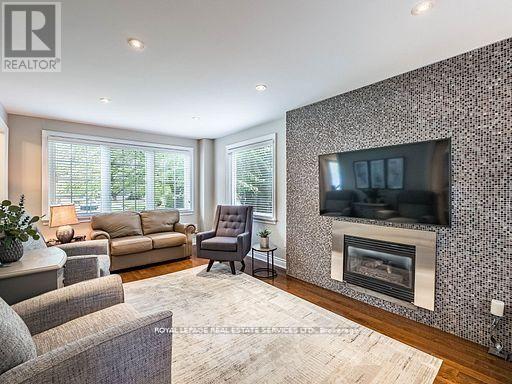 153 Elliott Street, Brampton, Ontario  L6Y 1W7 - Photo 5 - W12913838