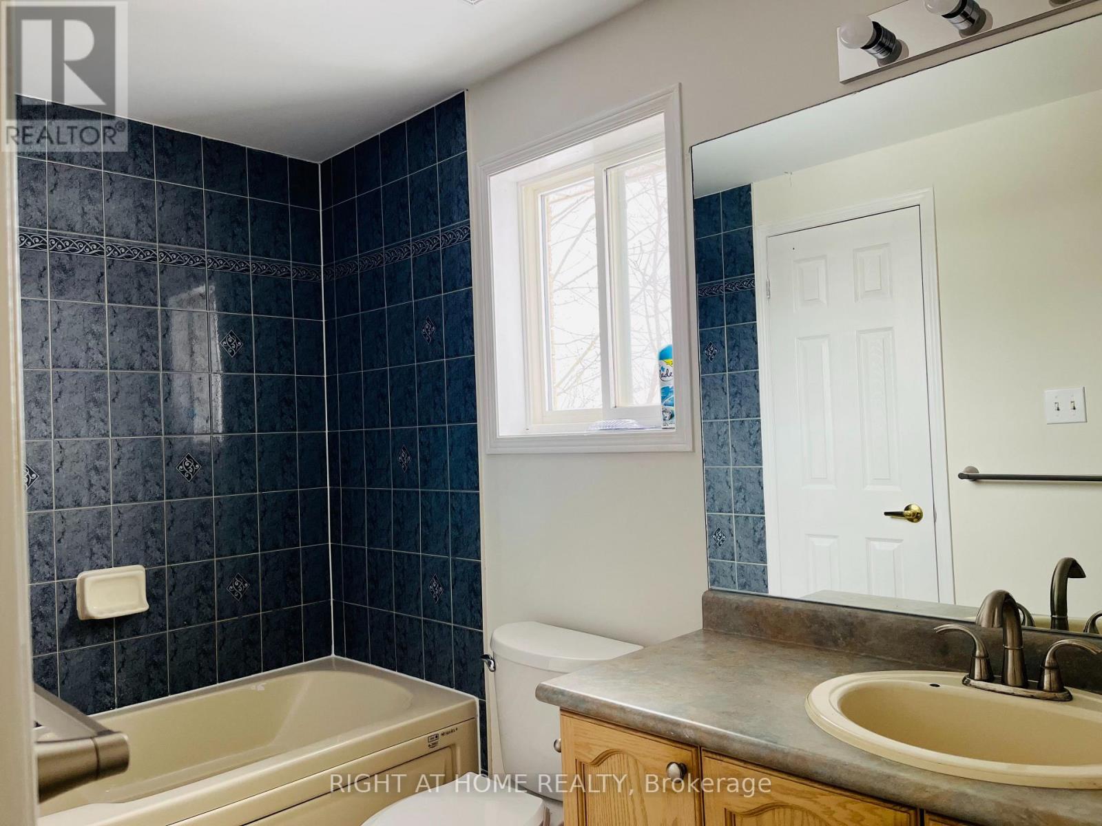 14 Downing Crescent, Barrie (Holly), Ontario  L4N 8V7 - Photo 9 - S12915852