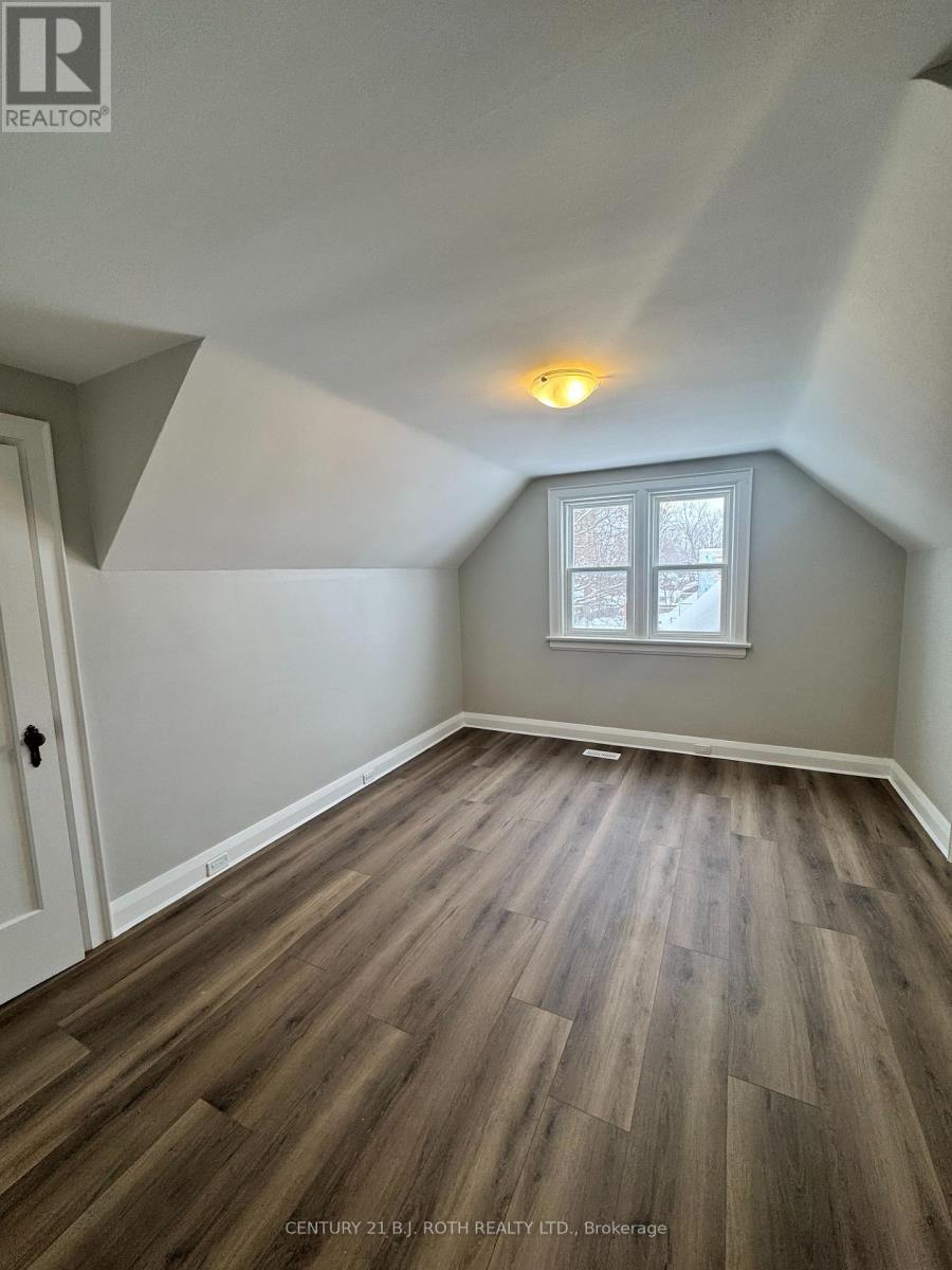 48 Drury Lane, Barrie (City Centre), Ontario  L4M 3C8 - Photo 2 - S12915960