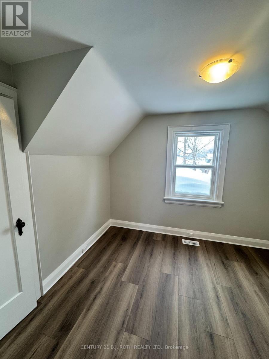 48 Drury Lane, Barrie (City Centre), Ontario  L4M 3C8 - Photo 3 - S12915960