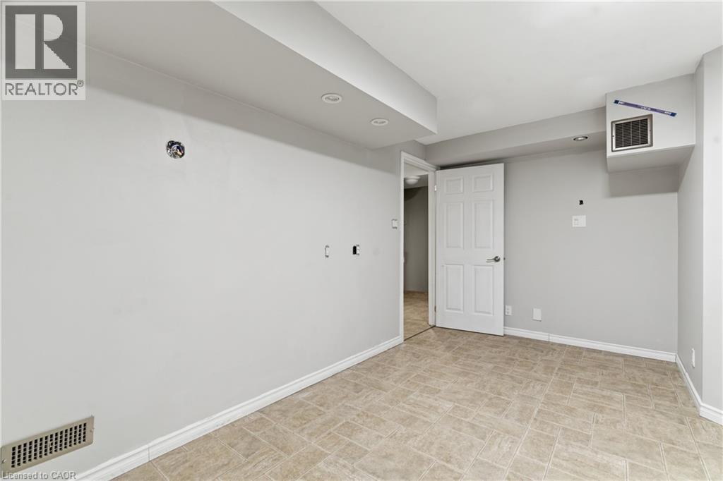 380 Churchill Court Unit# B, Waterloo, Ontario  N2L 6B4 - Photo 28 - 40812726