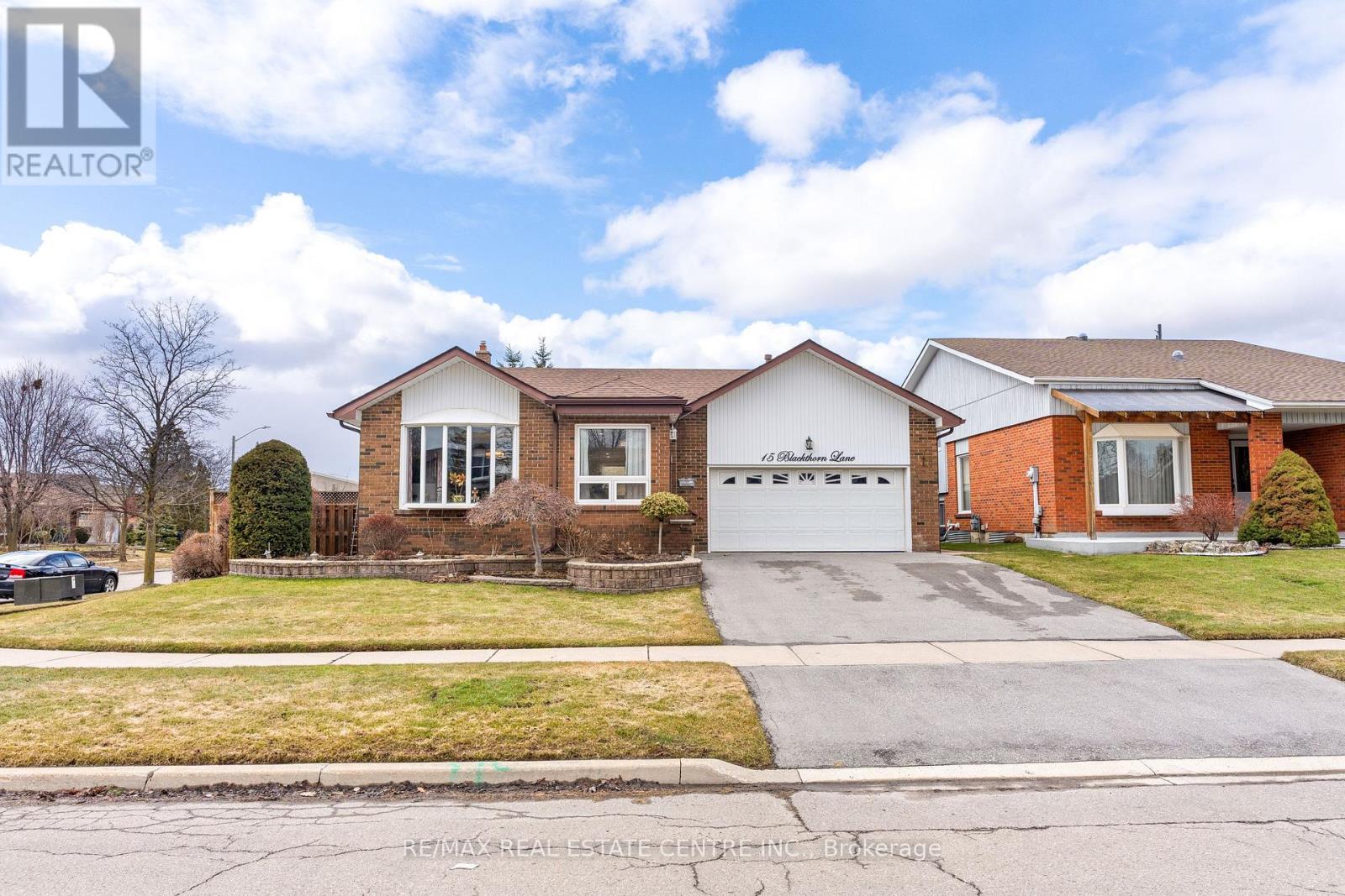 15 Blackthorn Lane, Brampton, Ontario  L6V 3K7 - Photo 2 - W12915850