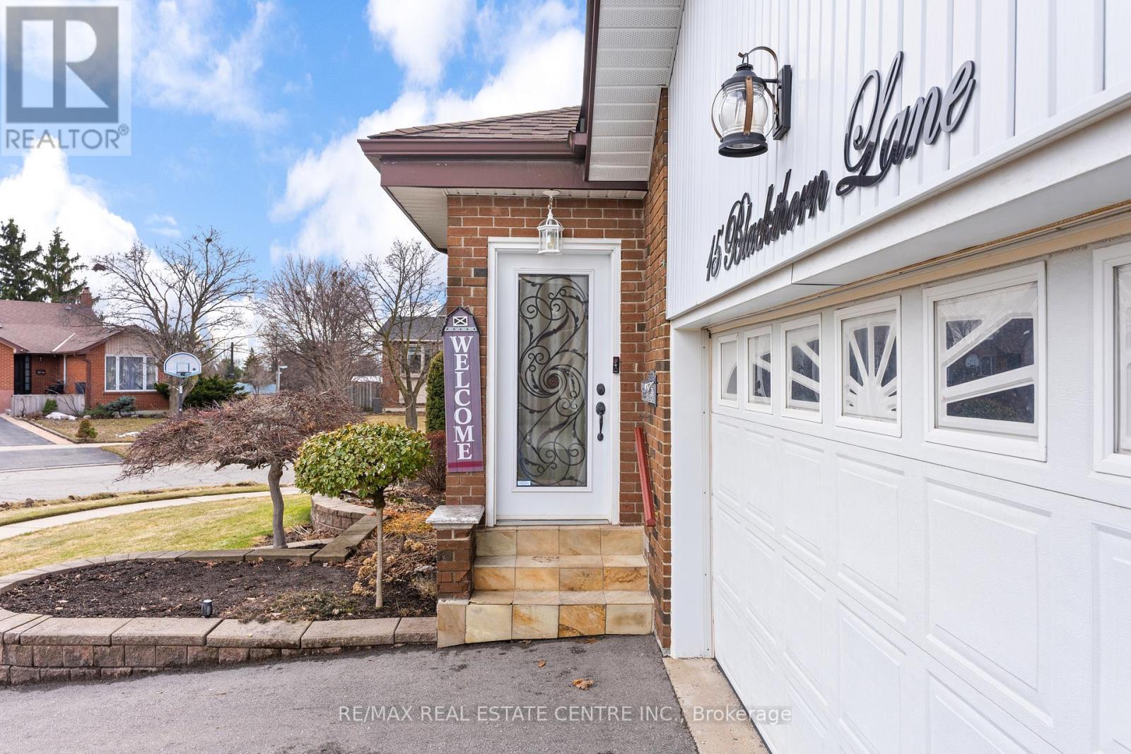 15 Blackthorn Lane, Brampton, Ontario  L6V 3K7 - Photo 5 - W12915850