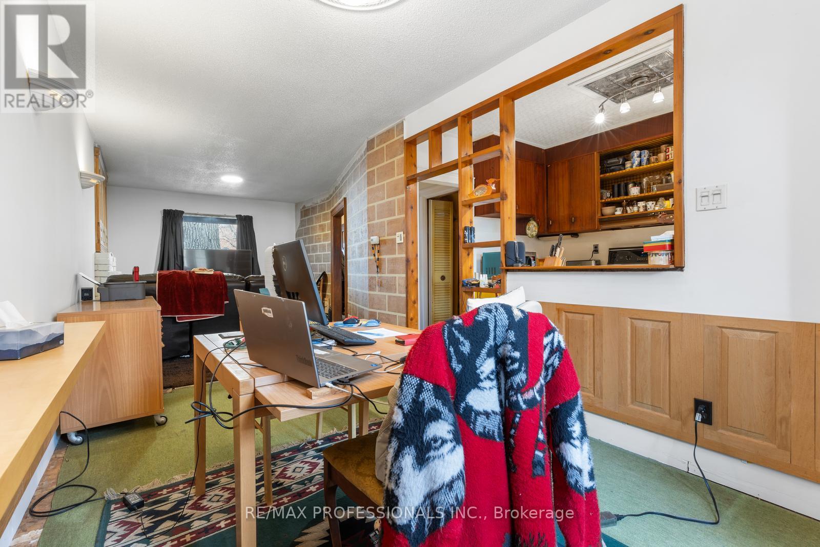 857 Windermere Avenue, Toronto, Ontario  M6S 3M5 - Photo 7 - W12915900