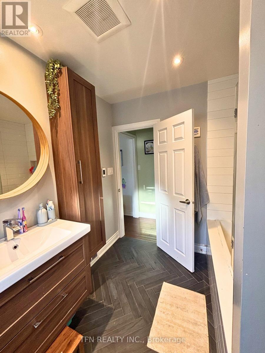 59 Mitcham Drive, Toronto (Alderwood), Ontario  M8W 2K2 - Photo 10 - W12916042