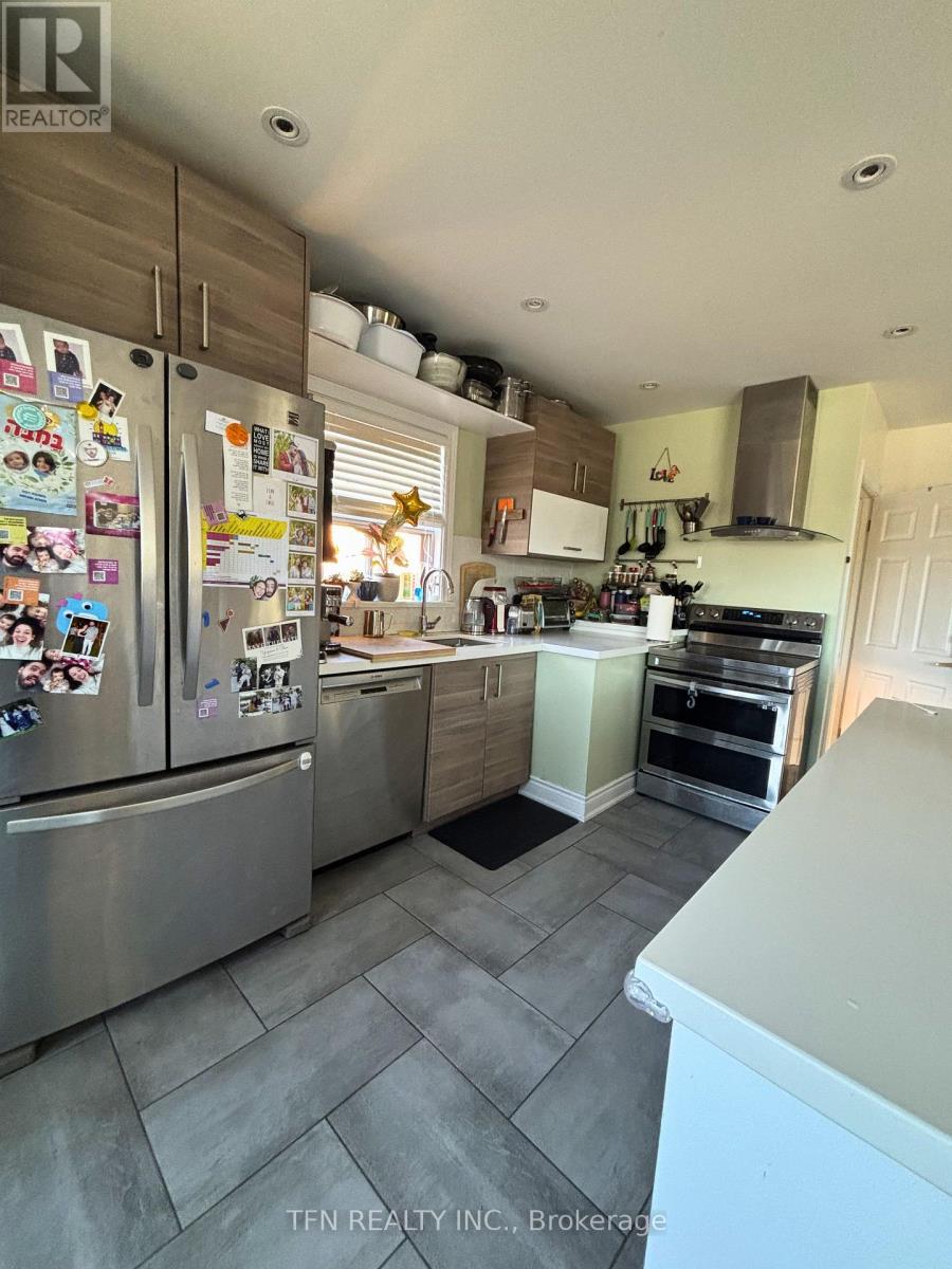 59 Mitcham Drive, Toronto (Alderwood), Ontario  M8W 2K2 - Photo 4 - W12916042