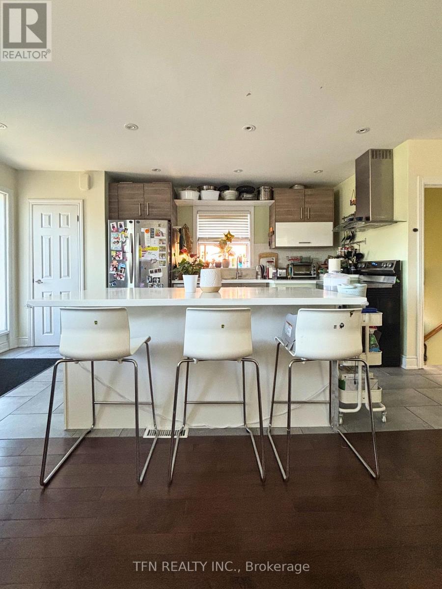 59 Mitcham Drive, Toronto (Alderwood), Ontario  M8W 2K2 - Photo 5 - W12916042