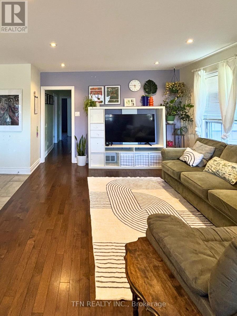 59 Mitcham Drive, Toronto (Alderwood), Ontario  M8W 2K2 - Photo 6 - W12916042