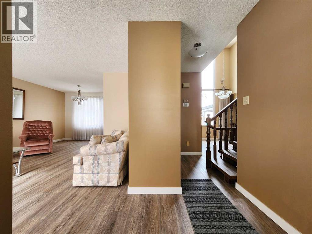 15 Elm Crescent S, Lethbridge, Alberta T1K 4S8 - Photo 2 - A2288681