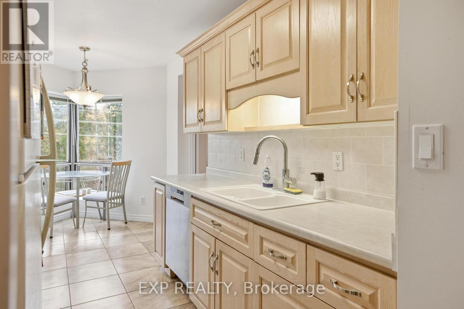 300 Keats Way, Waterloo, Ontario  N2L 6E6 - Photo 5 - X12915856