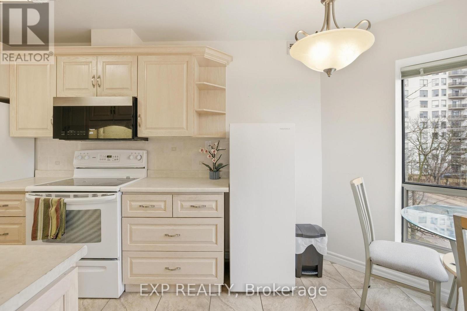 300 Keats Way, Waterloo, Ontario  N2L 6E6 - Photo 6 - X12915856