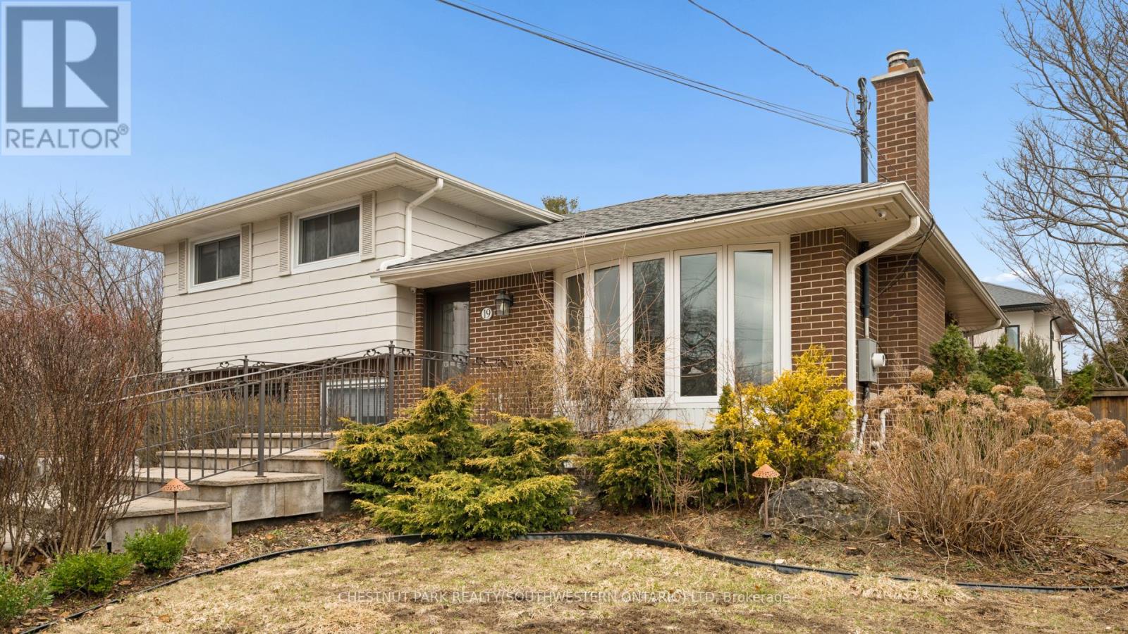 19 Douglas Road, Hamilton, Ontario  L9G 2E2 - Photo 2 - X12916048