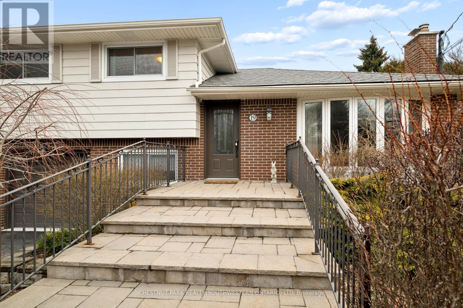 19 Douglas Road, Hamilton, Ontario  L9G 2E2 - Photo 4 - X12916048