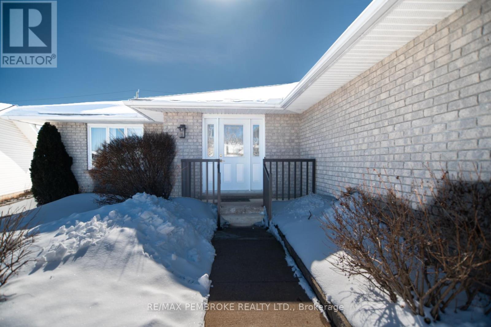 529 Angus Campbell Drive, Pembroke, Ontario  K8A 8K5 - Photo 2 - X12916090