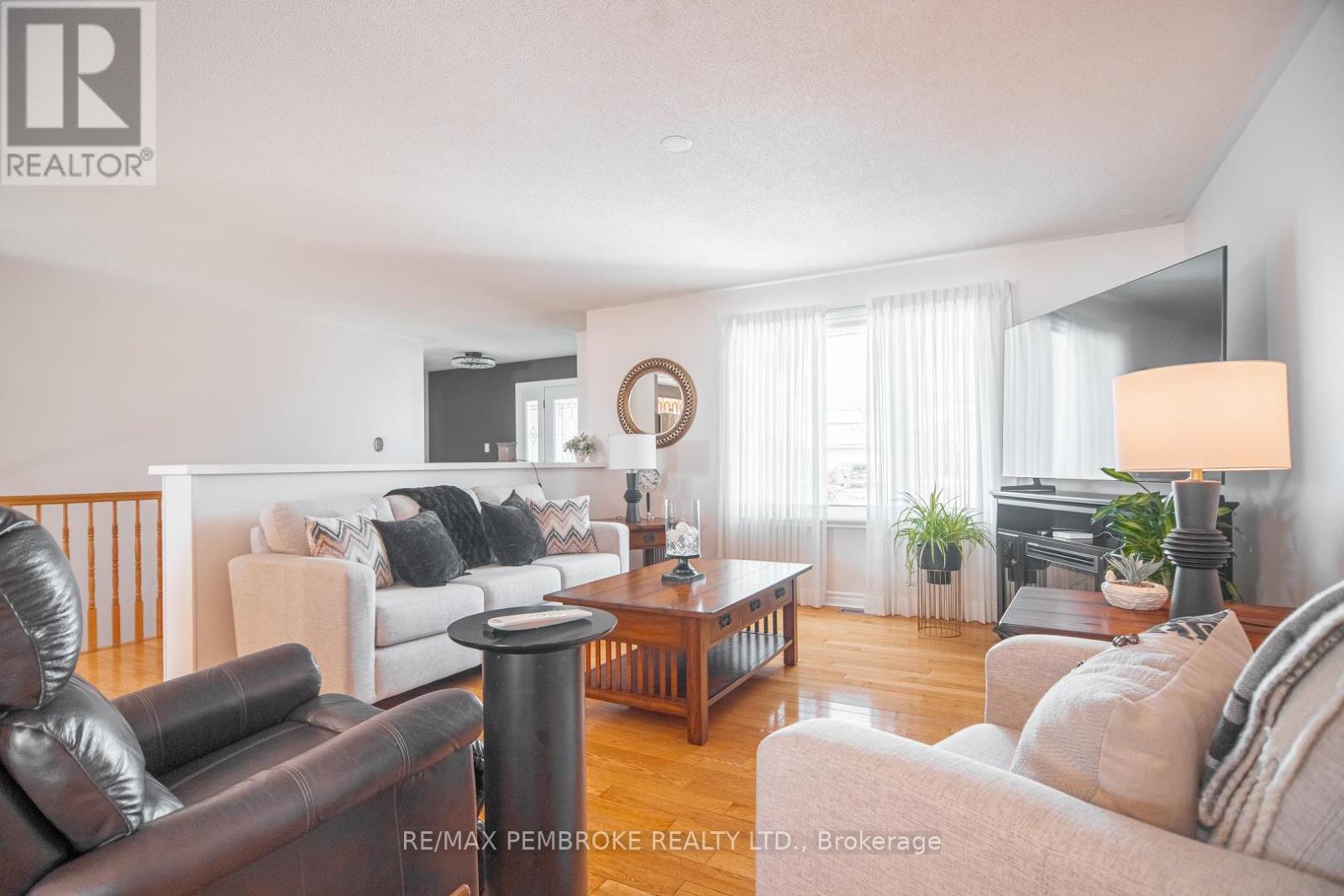 529 Angus Campbell Drive, Pembroke, Ontario  K8A 8K5 - Photo 3 - X12916090