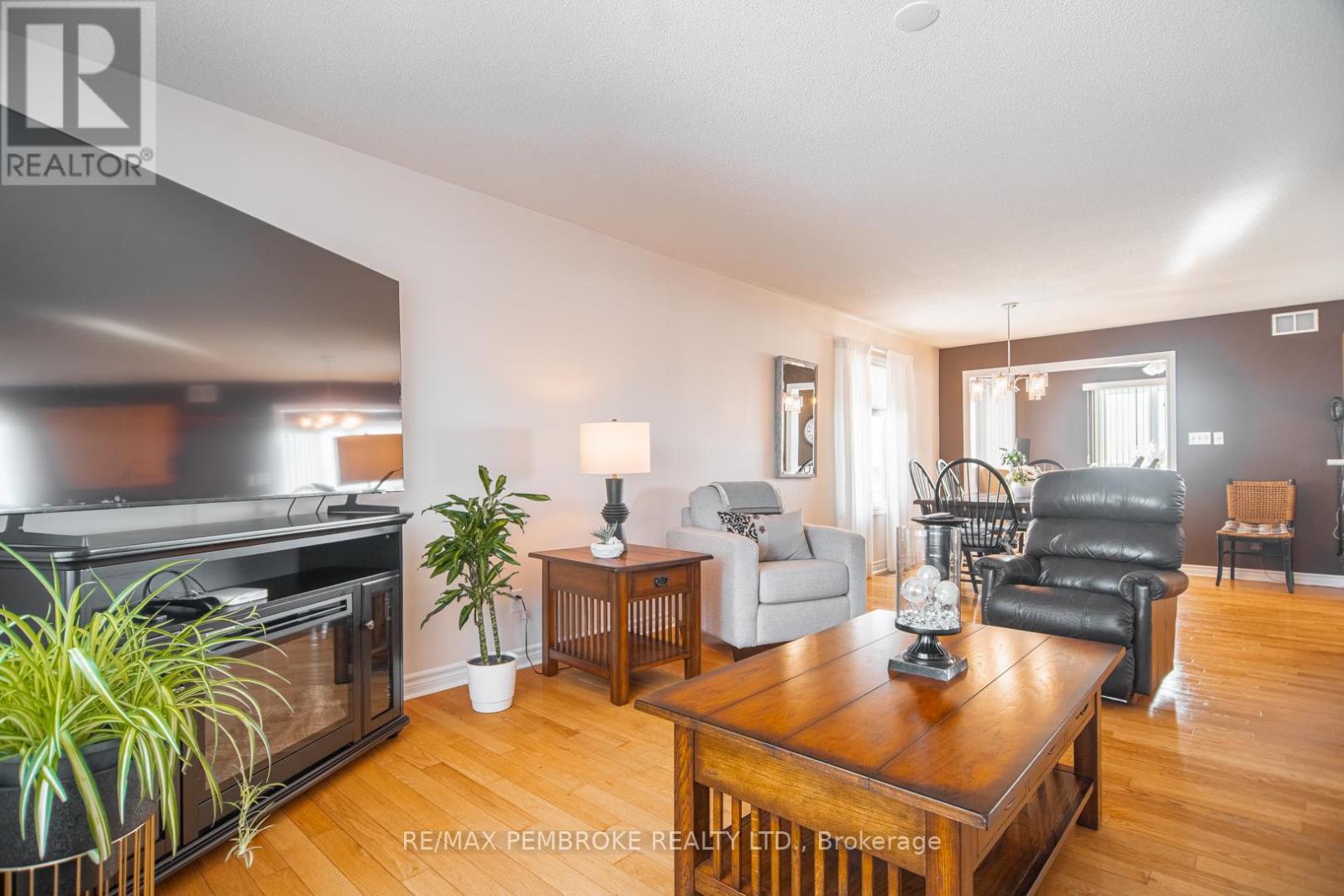 529 Angus Campbell Drive, Pembroke, Ontario  K8A 8K5 - Photo 4 - X12916090