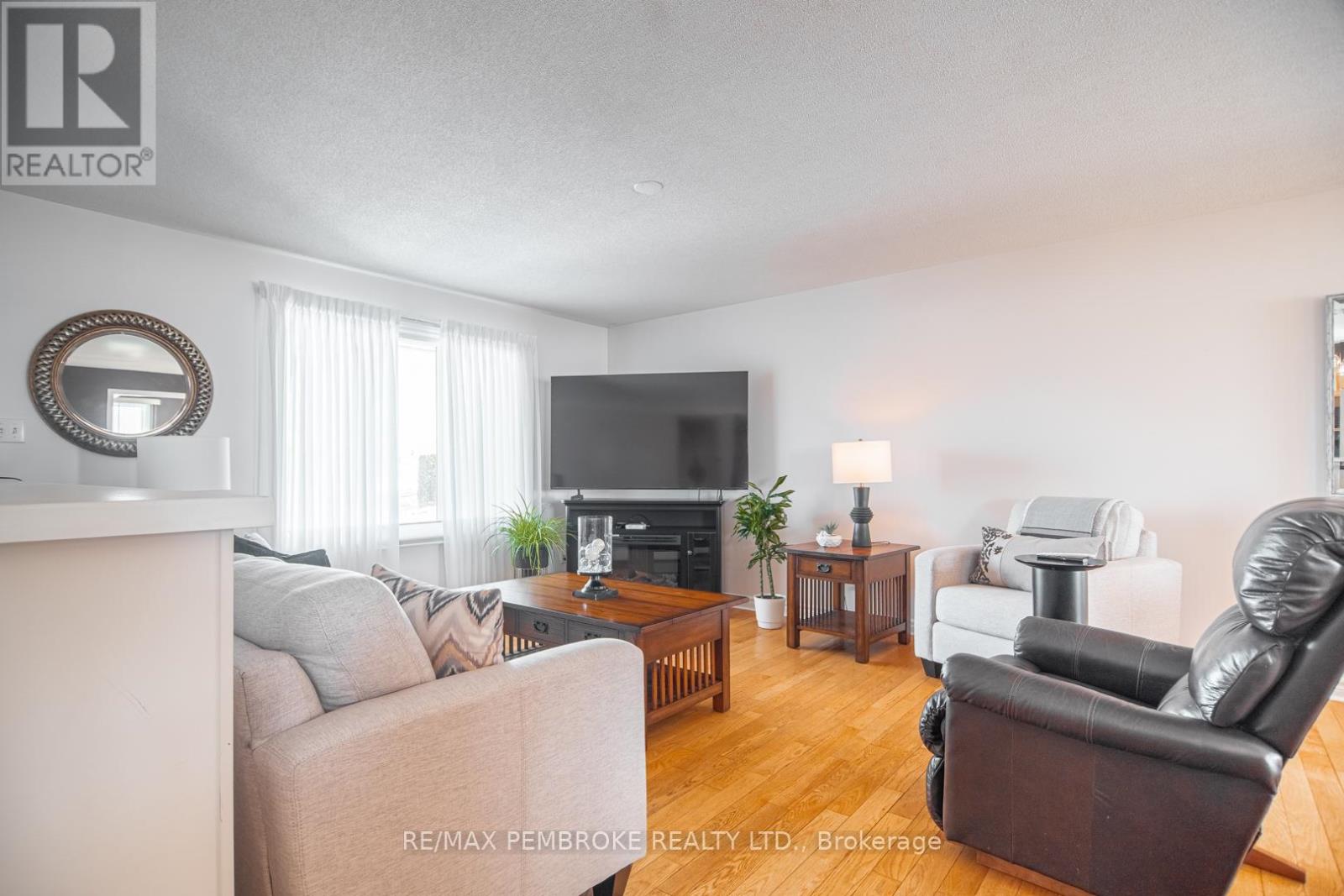 529 Angus Campbell Drive, Pembroke, Ontario  K8A 8K5 - Photo 5 - X12916090