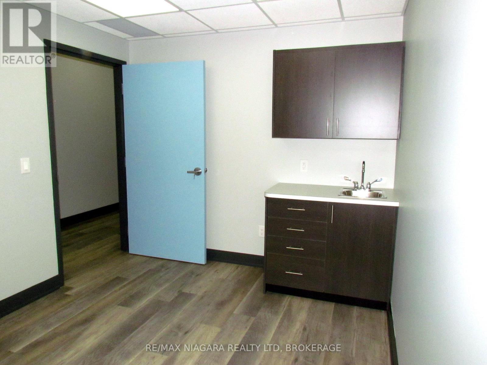 4374 Drummond Road, Niagara Falls, Ontario  L2E 6S3 - Photo 8 - X12456015