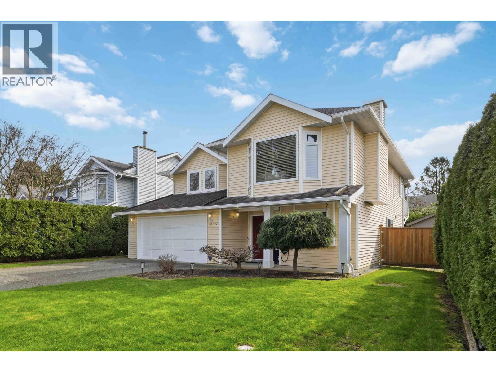 20402 Walnut Crescent, Maple Ridge, British Columbia  V2X 9M9 - Photo 2 - R3103003