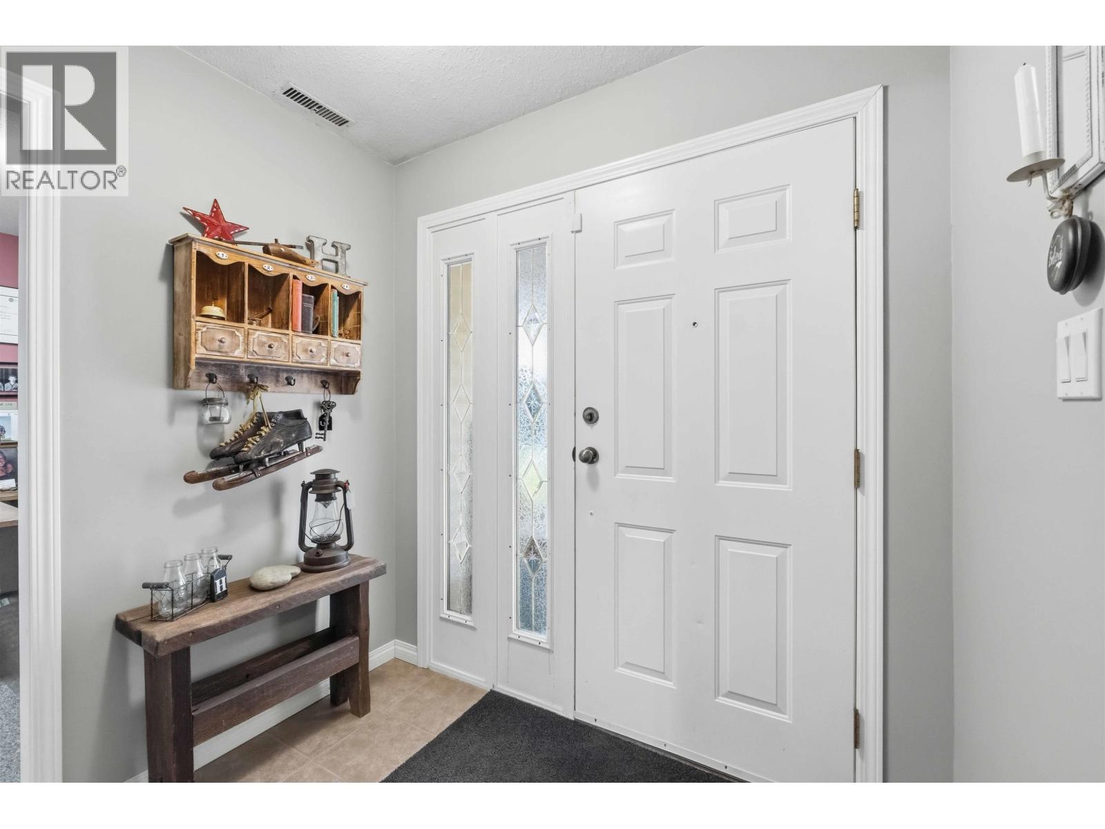 20402 Walnut Crescent, Maple Ridge, British Columbia  V2X 9M9 - Photo 4 - R3103003