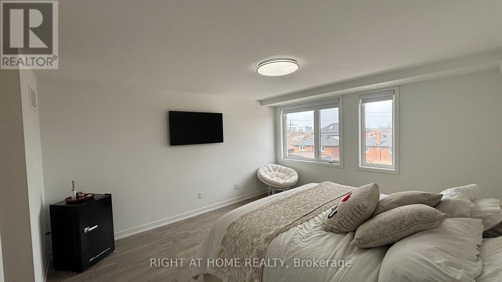 110 Green Gardens Boulevard, Toronto, Ontario  M6A 0E5 - Photo 36 - C12916192