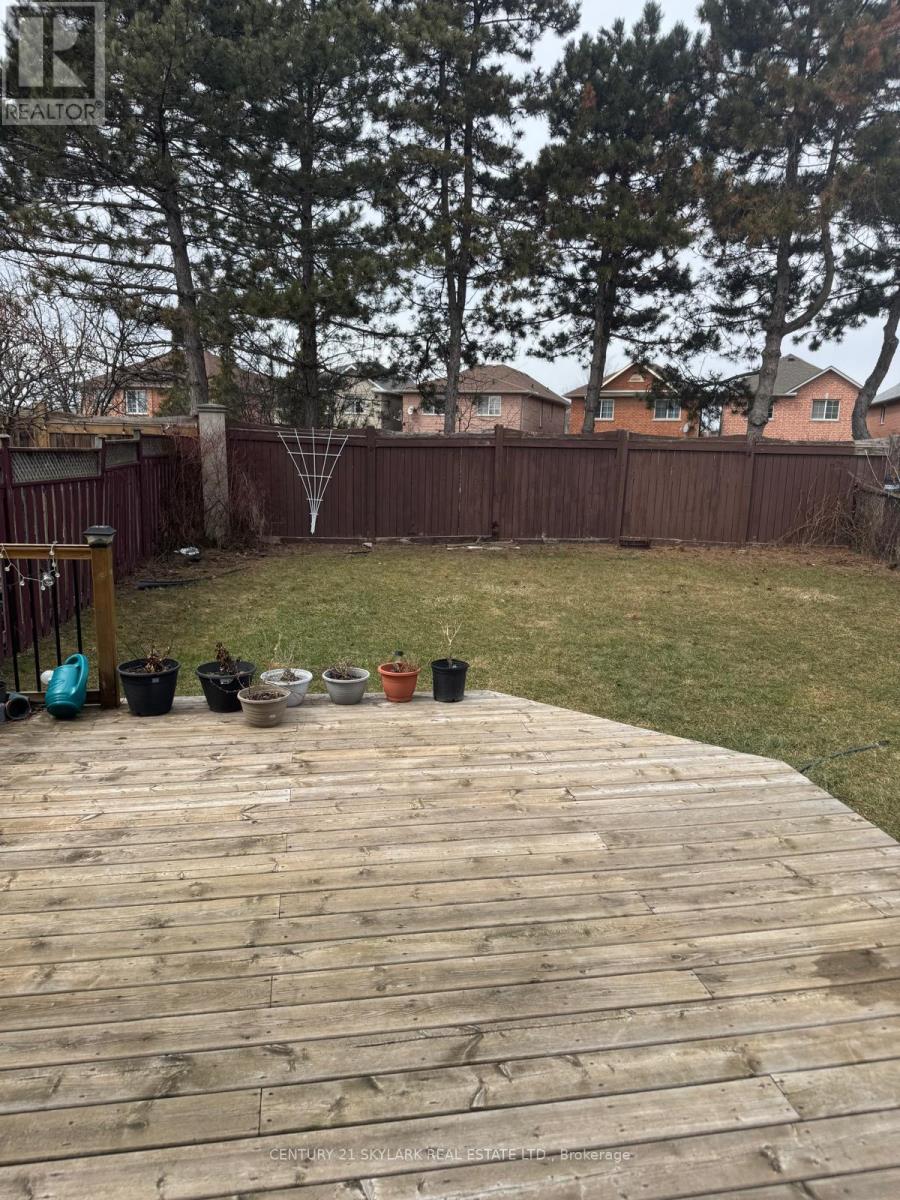 73 Chipmunk Crescent, Brampton, Ontario  L6R 1B4 - Photo 18 - W12909364