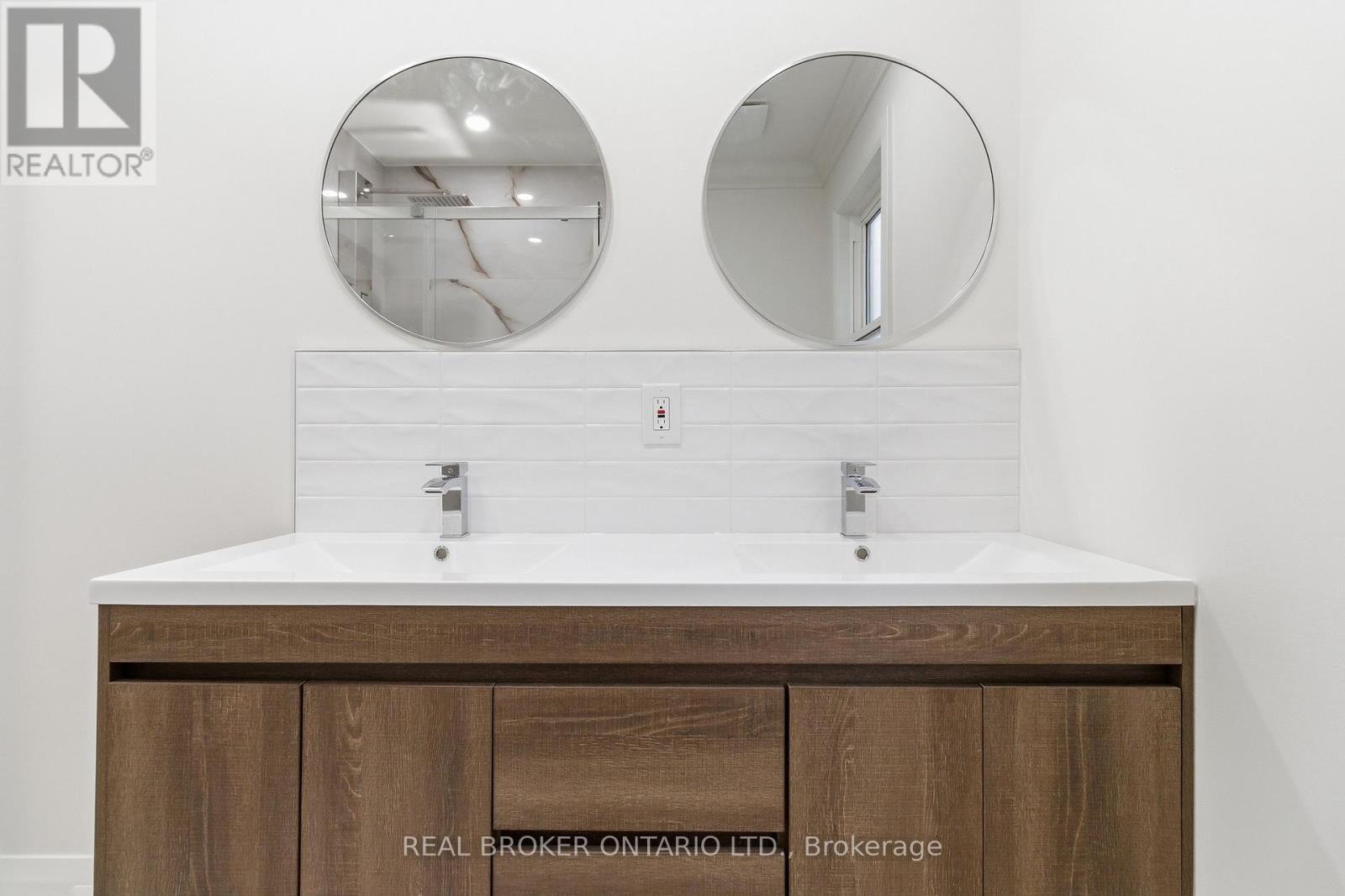 1020 Kent Avenue, Oakville, Ontario  L6H 1Z6 - Photo 15 - W12915310