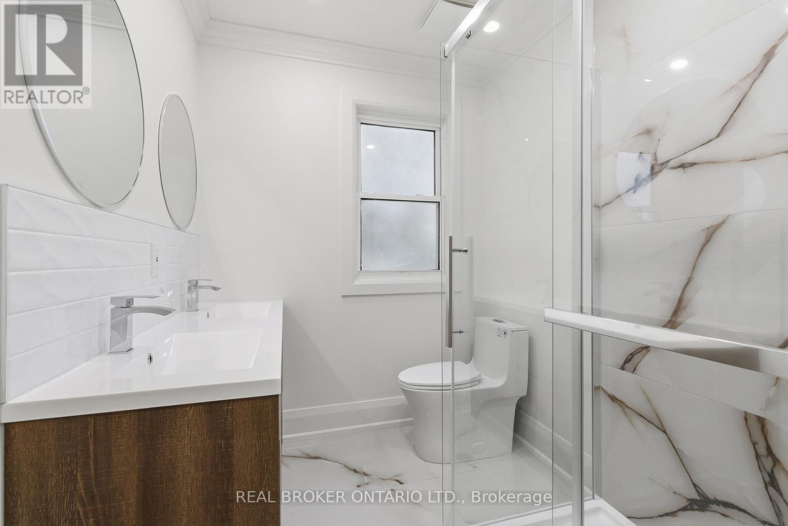 1020 Kent Avenue, Oakville, Ontario  L6H 1Z6 - Photo 5 - W12915310