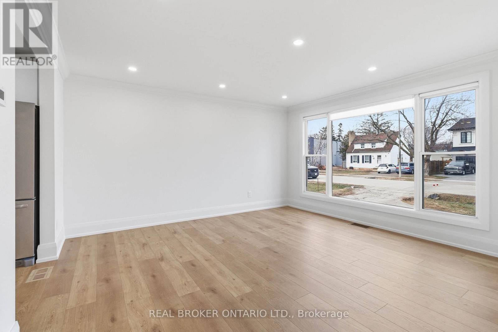 1020 Kent Avenue, Oakville, Ontario  L6H 1Z6 - Photo 7 - W12915310