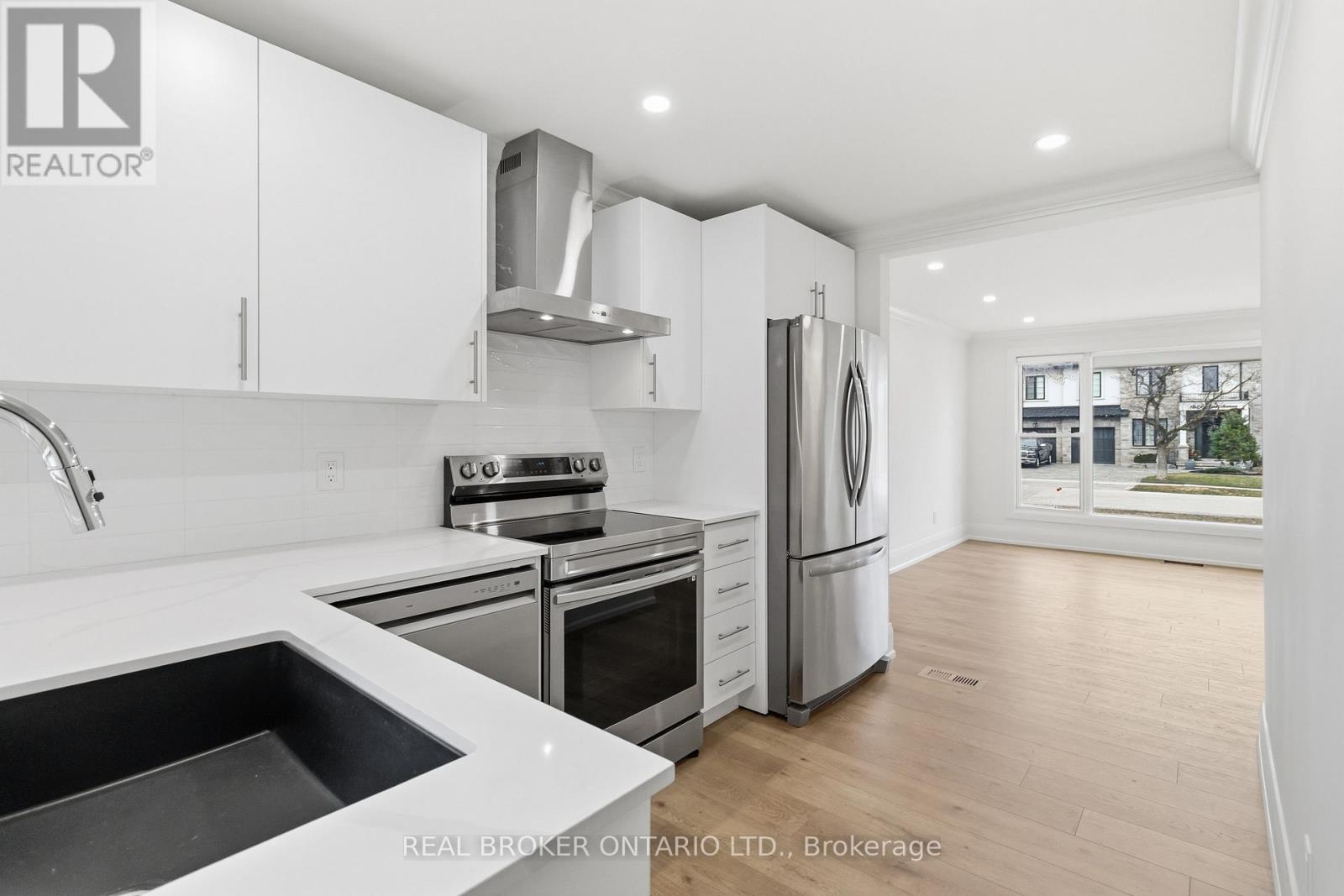 1020 Kent Avenue, Oakville, Ontario  L6H 1Z6 - Photo 4 - W12915310