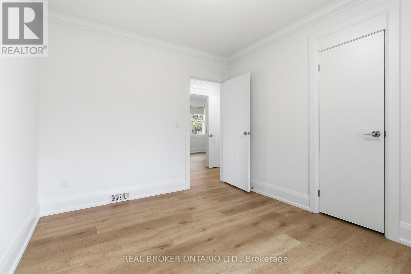 1020 Kent Avenue, Oakville, Ontario  L6H 1Z6 - Photo 12 - W12915310