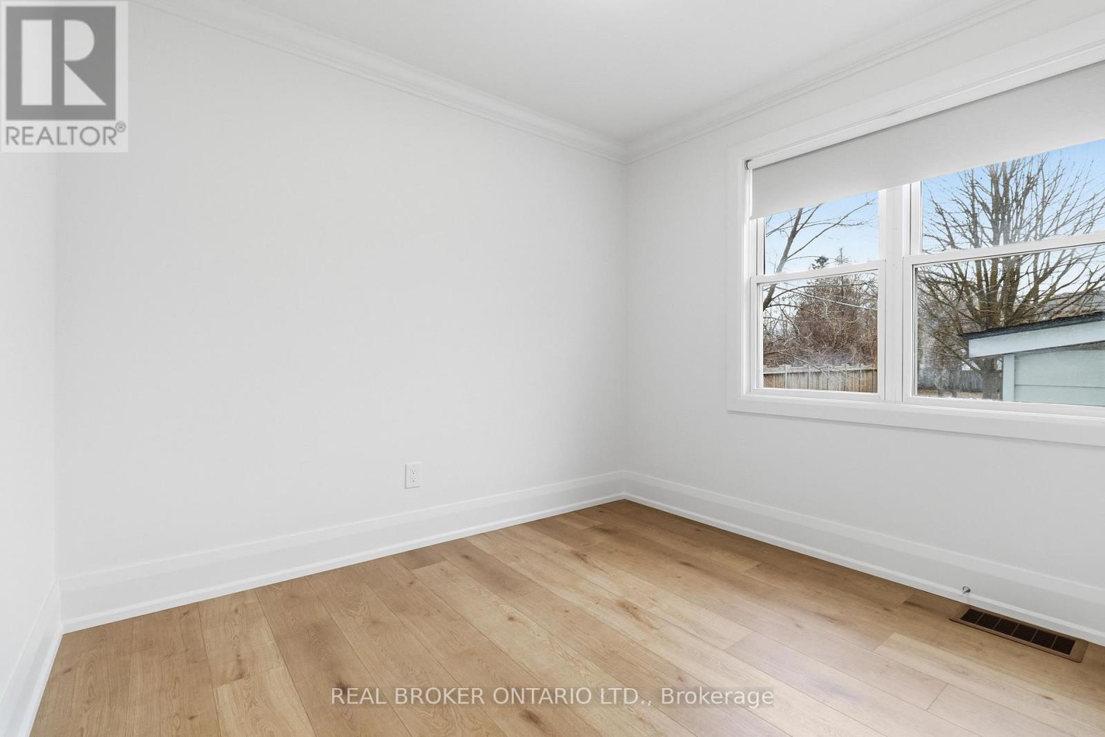 1020 Kent Avenue, Oakville, Ontario  L6H 1Z6 - Photo 14 - W12915310